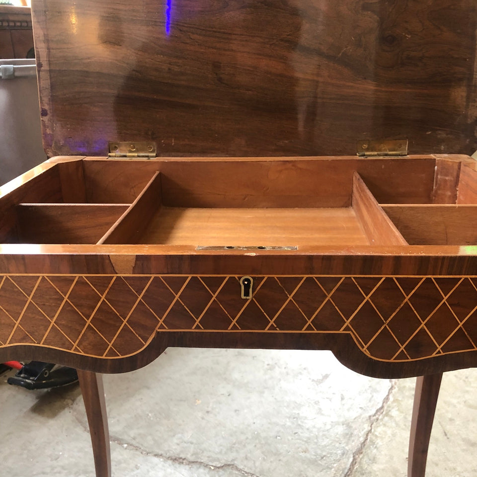 Mesa con tapa abatible