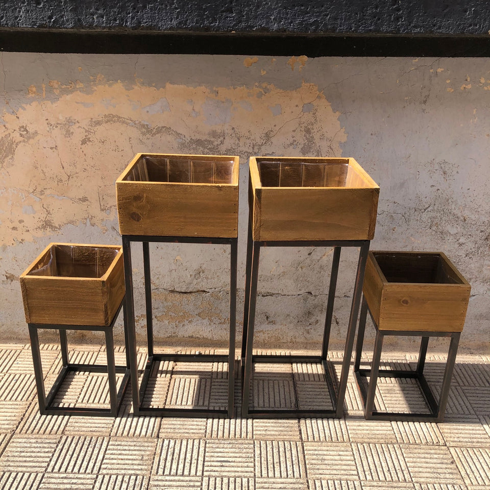 Macetero madera y metal grande