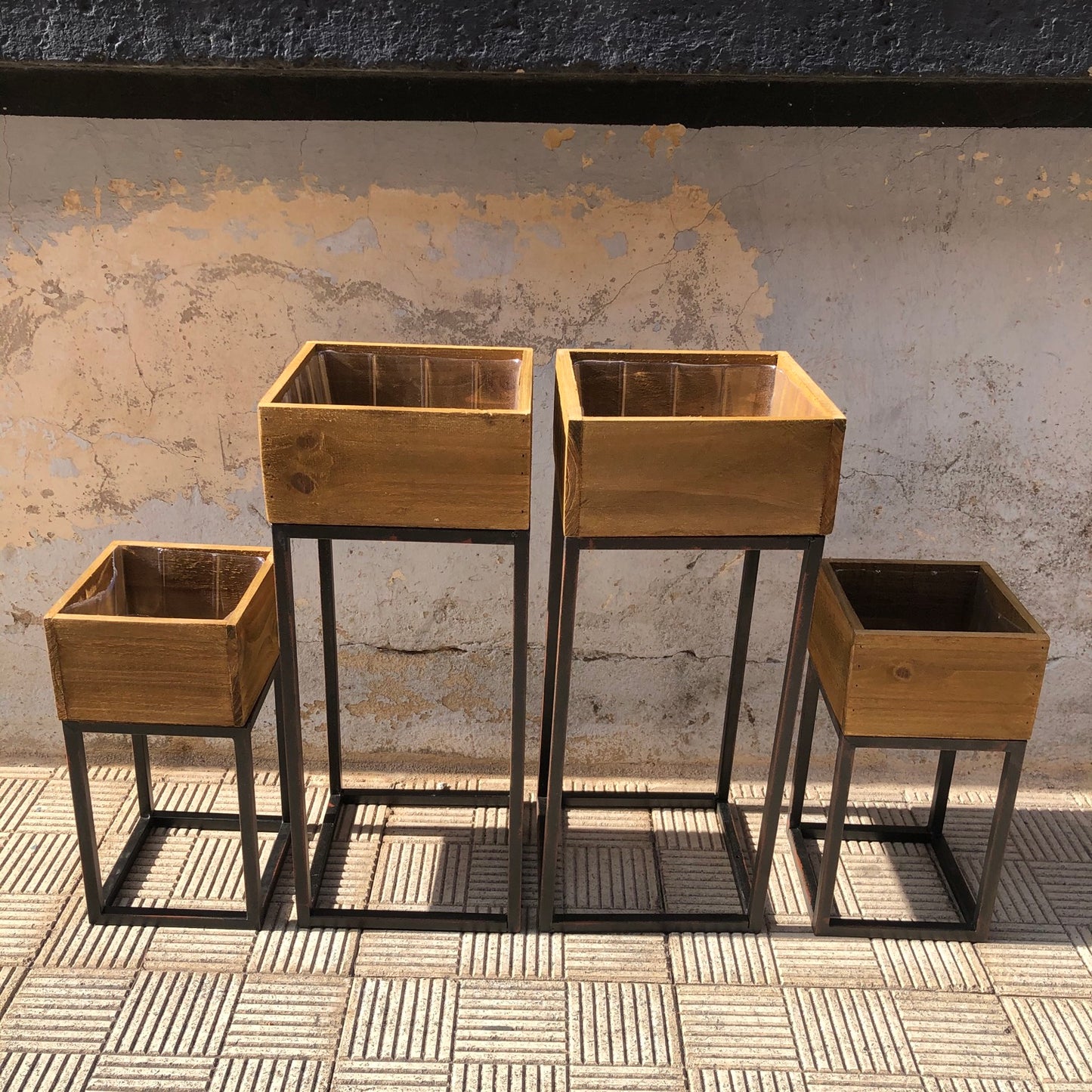 Macetero madera y metal pequeño