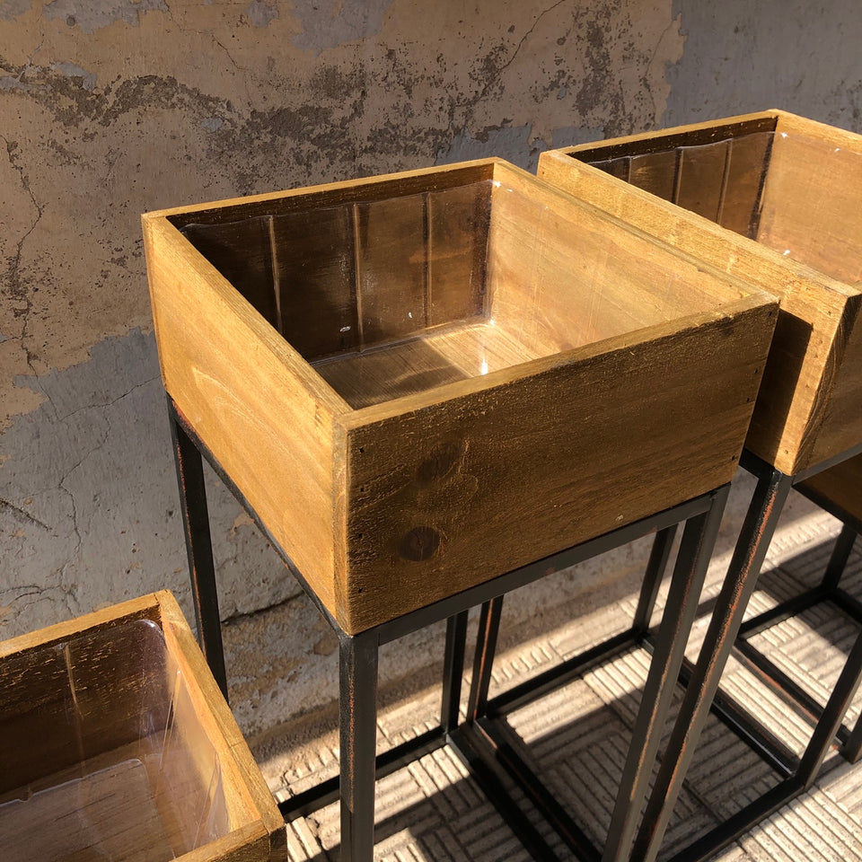 Macetero madera y metal grande