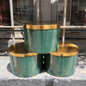 Caja metálica en verde y dorado