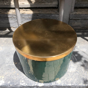 Caja metálica en verde y dorado