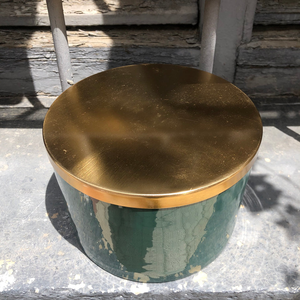 Caja metálica en verde y dorado