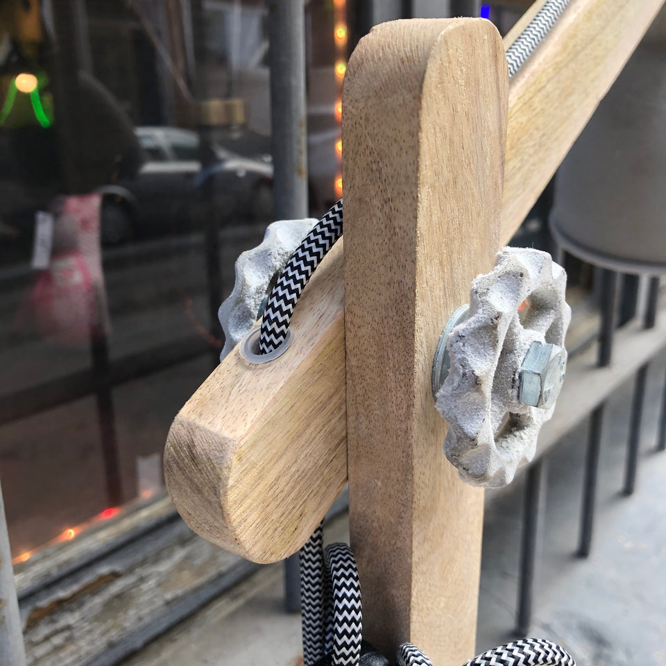 Flexo de madera con tulipa gris texturizada