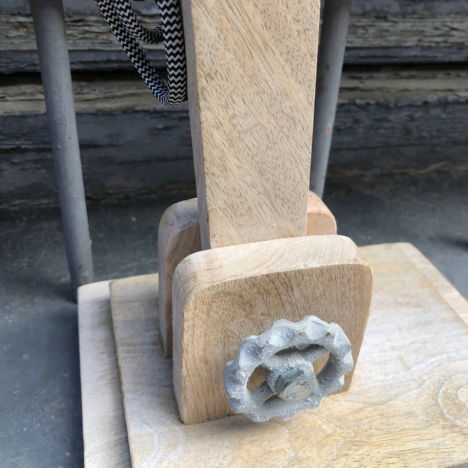 Flexo de madera con tulipa gris texturizada