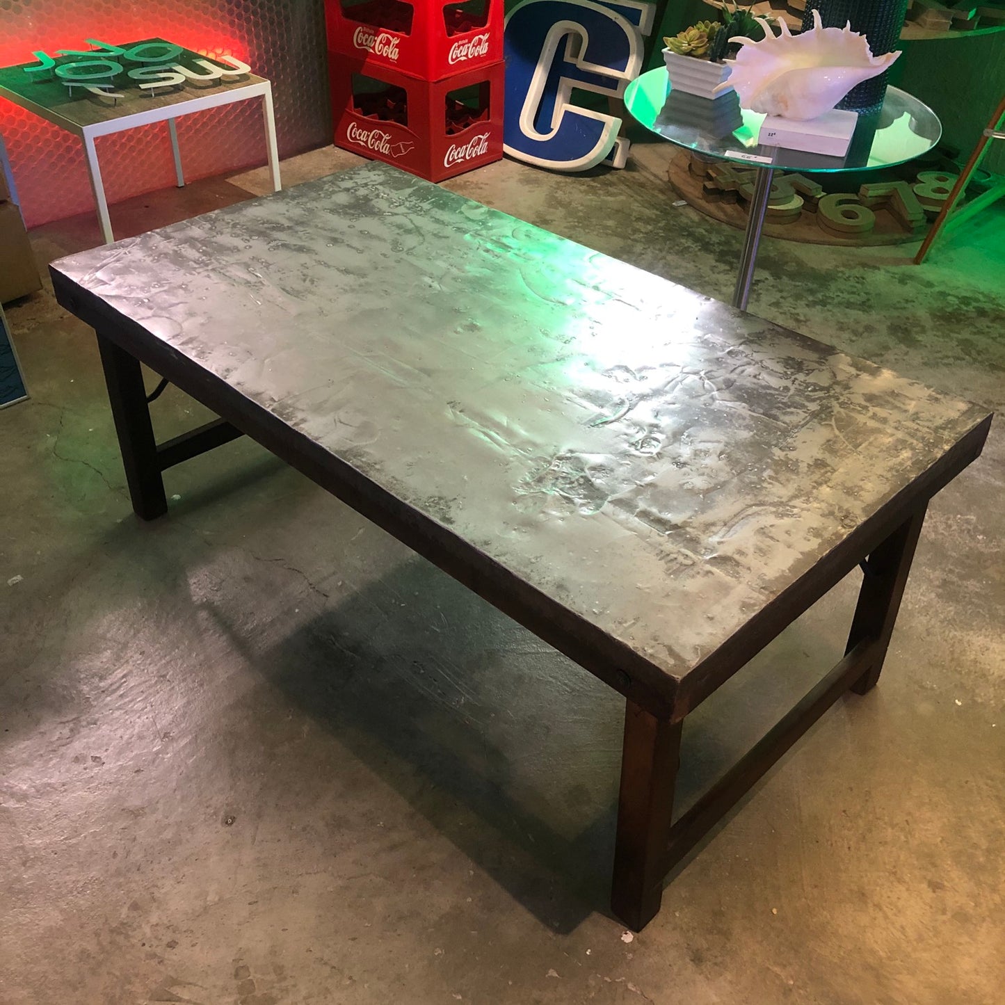Mesa de centro sobre zinc