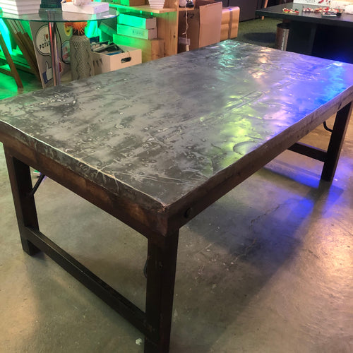 Mesa de centro sobre zinc