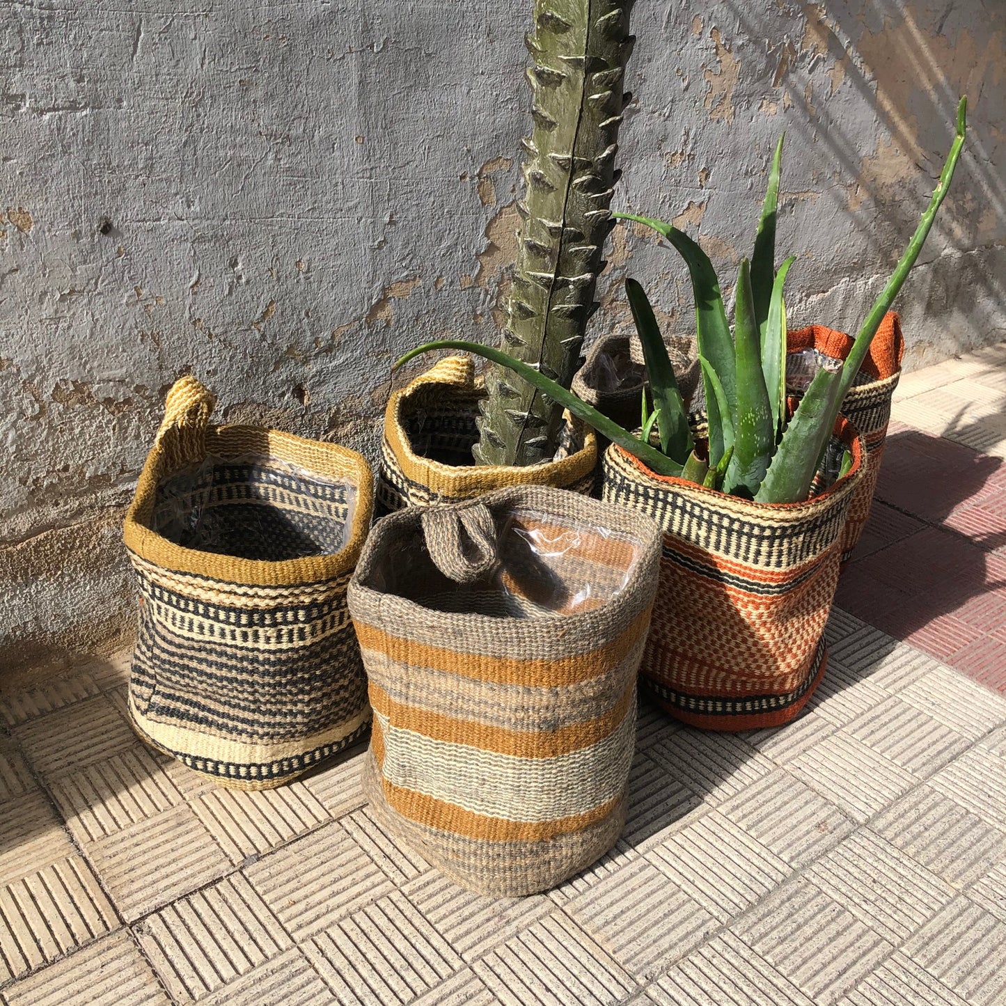 Cesta Macetero rayado en terracota plastificados por el interior