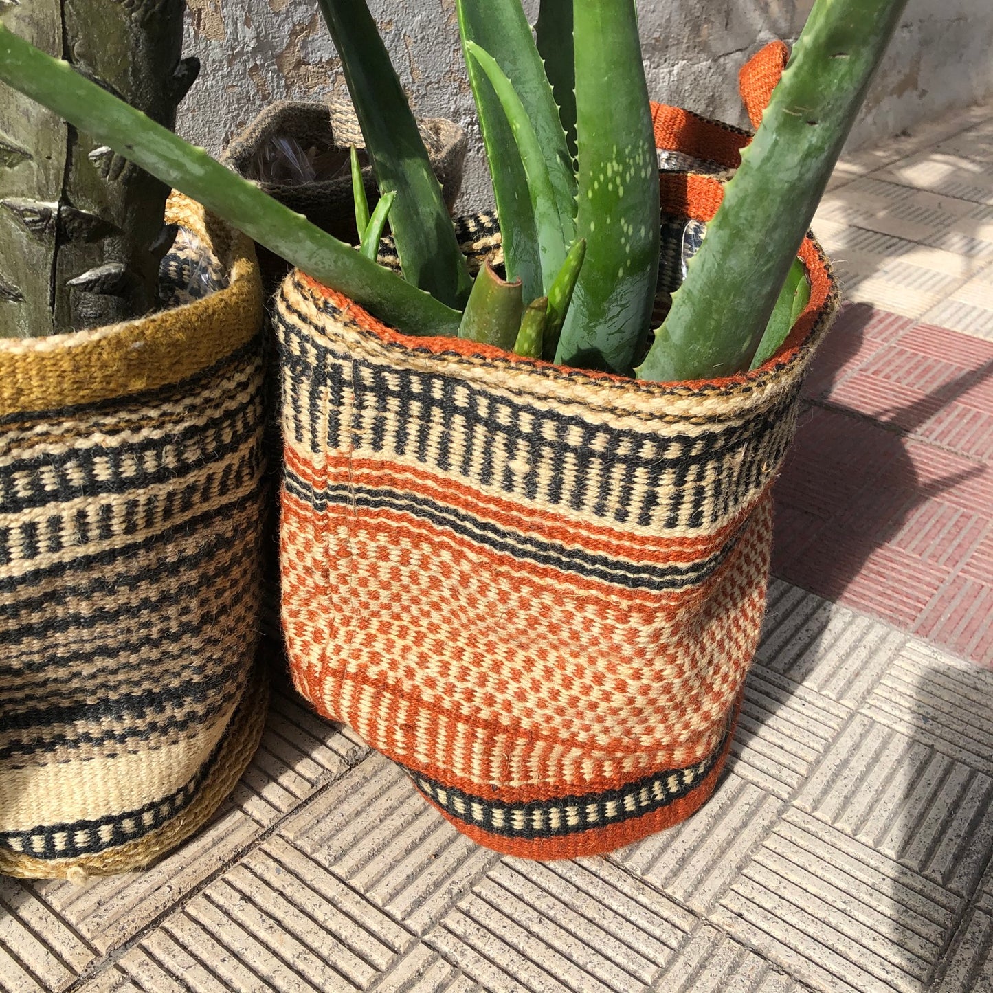Cesta Macetero rayado en terracota plastificados por el interior