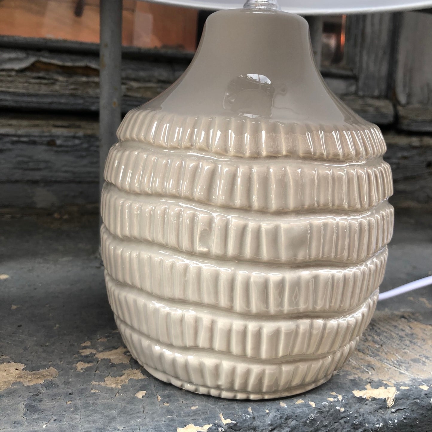 Lampara cerámica rayada gris